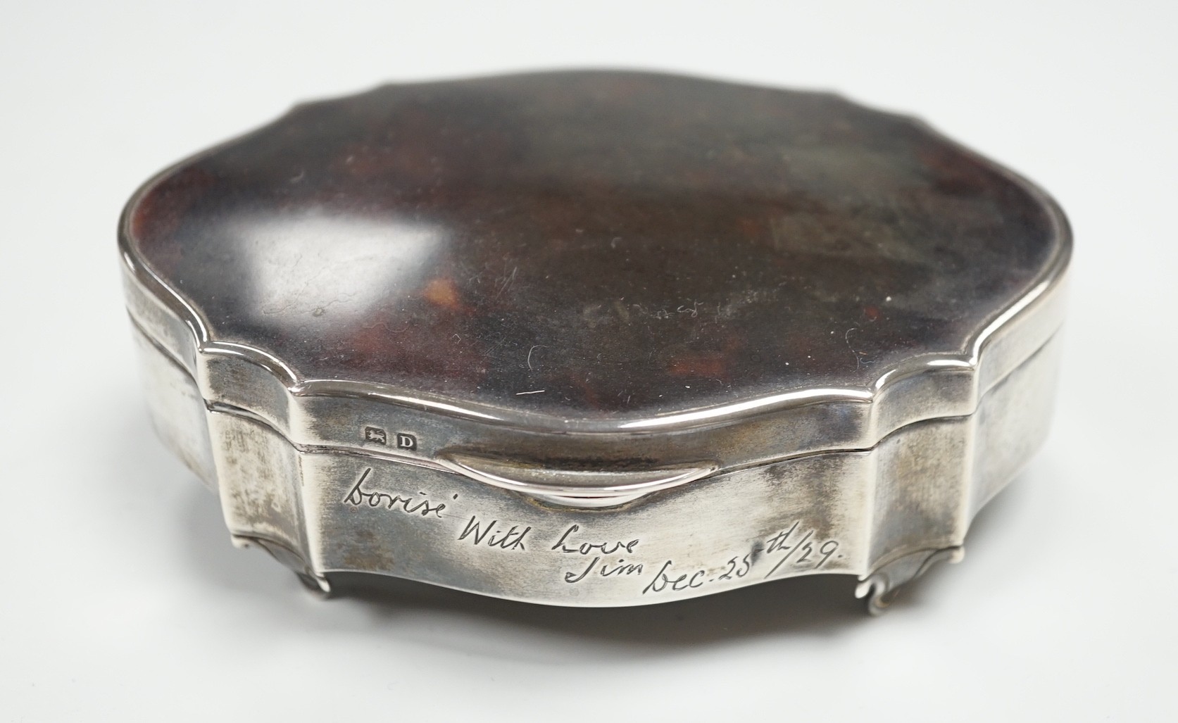 A George V silver and tortoiseshell mounted shaped oval trinket box, Birmingham, 1929, with engraved inscription, 12.6cm.